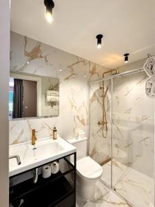 Koupelna v ubytování Suites Do Carmo