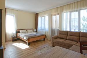 Łóżko lub łóżka w pokoju w obiekcie Hotel Vardzia K A L A