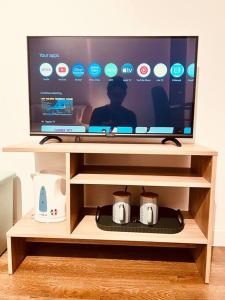 シャー・アラムにあるRumakita #3 Vista Alam Cosy Studioの薄型テレビ +2枚の写真