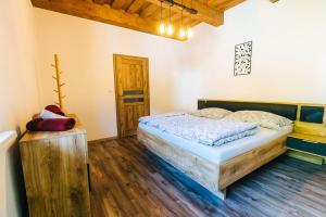 Llit o llits en una habitació de Apartmány pri Jaskyni - Bystrá