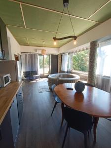 Kuchyň nebo kuchyňský kout v ubytování Saules Club Apart Hotel + 85 fotografií