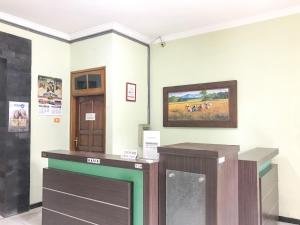 Ο χώρος του λόμπι ή της ρεσεψιόν στο Guest House Shafira Syariah RedPartner
