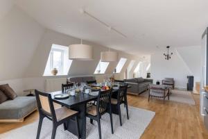 Un comedor y una sala de estar con mesa y sillas. en 2BR with Amazing City Skyline View, en Copenhague