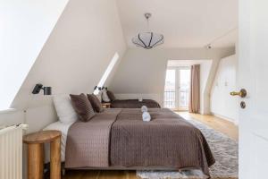 Un dormitorio blanco con una cama y una escalera. en 2BR with Amazing City Skyline View, en Copenhague