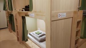 a couple of bunk beds in a room at 日本ワインバックパッカーズ in Tokyo