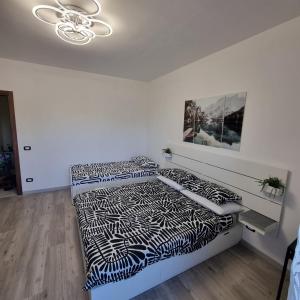 two beds in a room with white walls at Appartamento Sanzio, centro Monfalcone in Monfalcone