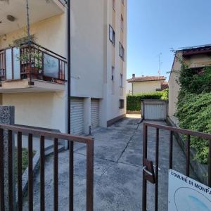 a sign in front of a building with a balcony at Appartamento Sanzio, centro Monfalcone in Monfalcone