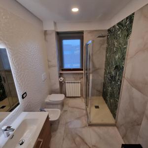 a bathroom with a shower and a toilet and a sink at Appartamento Sanzio, centro Monfalcone in Monfalcone +20 photos