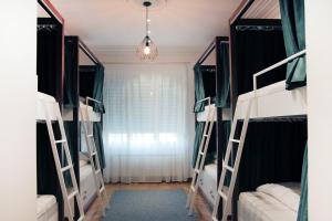 מיטה או מיטות קומותיים בחדר ב-Hostel Karavan Inn