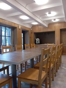 a conference room with a large table and chairs at Sodyba Prie Tvenkinio in Kurtuvėnai