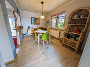 a kitchen and dining room with a table and chairs at Ferienwohnung Friedel und Käthe in Oberthal