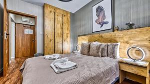 Łóżko lub łóżka w pokoju w obiekcie Apartament SPA 56 Resort Kozubnik blisko Szczyrk - 5D Apartamenty