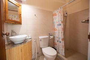 The Hidden Lagoon Resort - Exclusively for Adults في شاطئ راوايْ: حمام صغير مع مرحاض ومغسلة +15 صورة