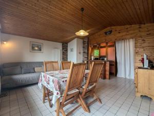 Posezení v ubytování Le Petit Chalet Bellevue - COSY calme parking + 4 fotografie