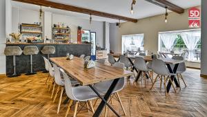 Restauracja lub miejsce do jedzenia w obiekcie Apartament SPA 56 Resort Kozubnik blisko Szczyrk - 5D Apartamenty