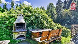 Ogród w obiekcie Apartament SPA 56 Resort Kozubnik blisko Szczyrk - 5D Apartamenty