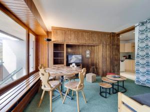 Televízia a/alebo spoločenská miestnosť v ubytovaní T2 lumineux à Tignes, balcon sud, 4-5 personnes - FR-1-641-71