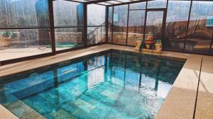 una grande piscina in un edificio con finestre di Casa Rural El Cano a Fortuna
