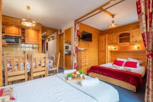 Postel nebo postele na pokoji v ubytování Ski In-Out - Heart of Val Thorens Cosy Apartment, WiFi 215