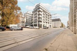 an empty city street with cars parked on the street at Kilińskiego Prestigious Apartment with Parking by Renters Prestige in Łódź
