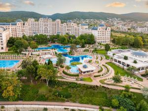 Bazén v ubytování Dreams Sunny Beach Resort and Spa - Premium All Inclusive nebo v jeho okolí