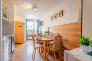 Kuchyň nebo kuchyňský kout v ubytování Ski In-Out - Heart of Val Thorens Cosy Apartment, WiFi 1003 + 7 fotografií