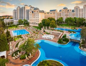 Bazén v ubytování Dreams Sunny Beach Resort and Spa - Premium All Inclusive nebo v jeho okolí