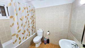 un bagno con un water e un lavandino di Sky Ward City Rooms, 150m from Chabad Lubavitch a Larnaka