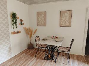 a dining room with a table and chairs at La Casaflo cocon climatisé au coeur de l'Occitanie in Florensac