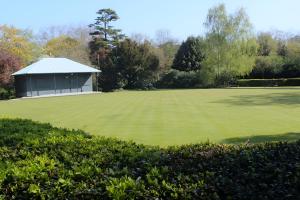 a large grassy field with a building in the background at Sleek Modern 3BR Flat in Nunhead in London