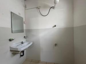 Uma casa de banho em Havelock City Hostel, Colombo