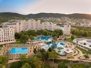 Bazén v ubytování Dreams Sunny Beach Resort and Spa - Premium All Inclusive nebo v jeho okolí