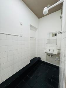 Uma casa de banho em Havelock City Hostel, Colombo