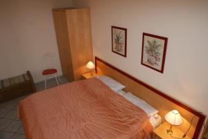 ein Hotelzimmer mit einem Bett und zwei Lampen in der Unterkunft 2 Raum Wohnung Morgensonne mit Balkon in Ostseebad Sellin + 24 Fotos