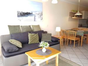 ein Wohnzimmer mit Sofa und Tisch in der Unterkunft 2 Raum Wohnung Morgensonne mit Balkon in Ostseebad Sellin