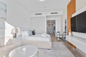 Televiisor ja/või meelelahutuskeskus majutusasutuses Bloom Towers Gem Elegant Studio A Must See