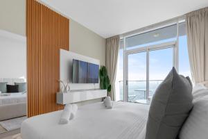 Bloom Towers Gem Elegant Studio A Must See的电视和/或娱乐中心