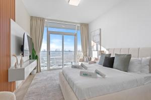 迪拜Bloom Towers Gem Elegant Studio A Must See的白色的卧室设有一张大床和一个大窗户