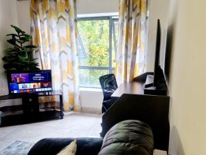 ein Wohnzimmer mit einer Couch und einem Tisch und einem Fenster in der Unterkunft Contemporary 2 bedroom apartment in limerick city in Limerick