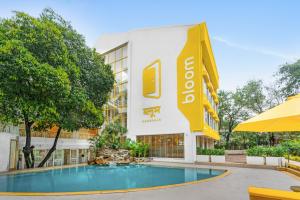 肯达拉Bloom Hotel - Lonavala Khandala的酒店楼前有游泳池
