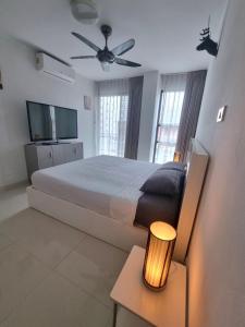 a bedroom with a bed and a ceiling fan at Néo Condo Jomtien Pattaya in Jomtien Beach