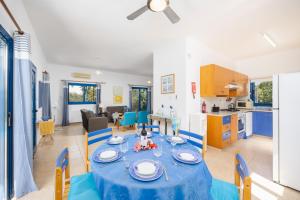 Un comedor con una mesa y sillas azules. en Villa Rotiana, en Polis Chrysochous