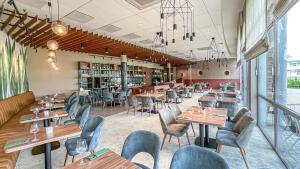Restaurace v ubytování Hotel Victor Pruszków DeSilva