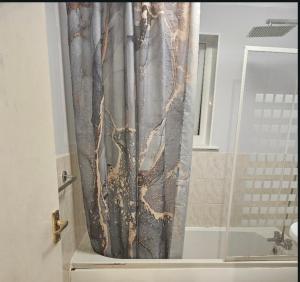 Bilik mandi di Cozy Romford Escape with Modern Amenities