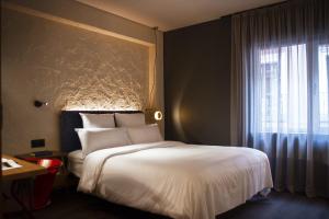 a bedroom with a large white bed and a window at Letoh Letoh Gran Vía in Madrid