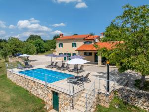 ein Bild einer Villa mit Swimmingpool in der Unterkunft Villa Katarina in Labin