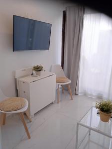 TV a/nebo společenská místnost v ubytování Estepona - Playa - Estudio al lado del mar Jo18