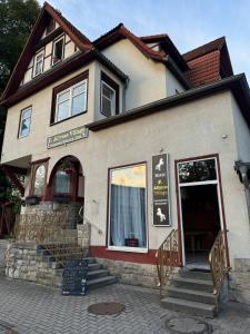 un edificio con un cartel delante en FAliyyas Village, en Meiningen