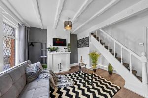 Μια τηλεόραση ή/και κέντρο ψυχαγωγίας στο Charming Chatham Apartment with 3 Bedrooms