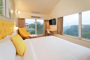 Bloom Hotel - Lonavala Khandala客房内的一张或多张床位